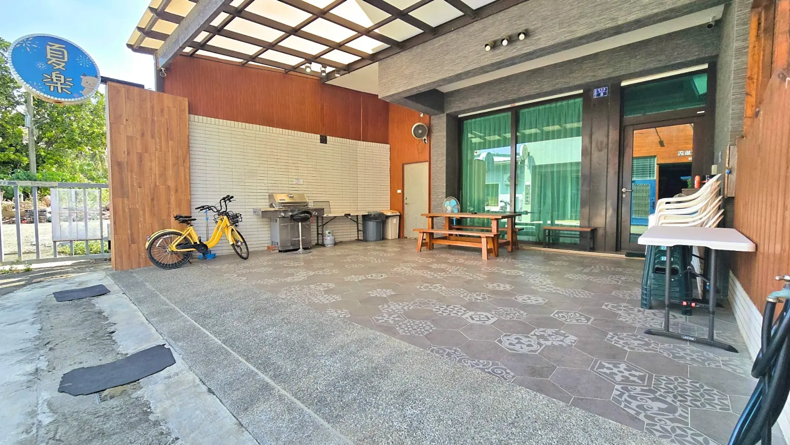 前庭烤肉與桌椅空間