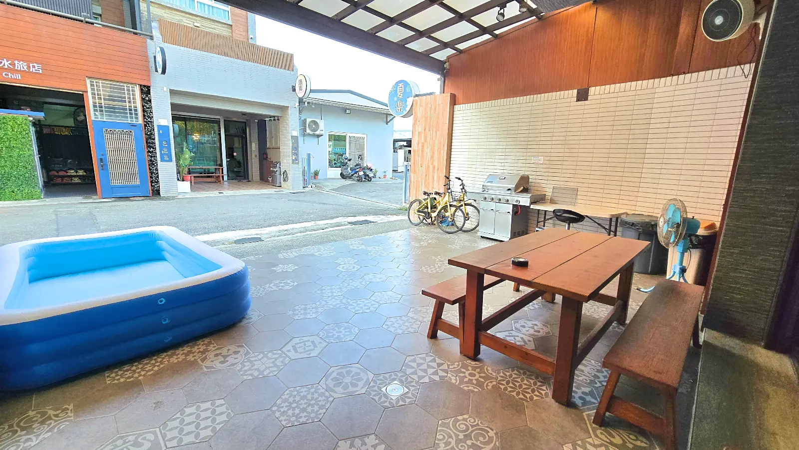 前庭停車與烤肉空間